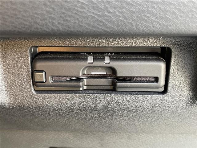 キックス Ｘ　純正ナビ　プロパイロット　アラウンドビューモニター　エマージェンシーブレーキ　デジタルインナーミラーステアリングリモコン　ＥＴＣ　ハーフレザーシート　革巻ステアリング　純正フロアマット　スペアキー（6枚目）