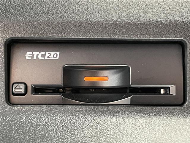 【ＥＴＣ】有料道路を利用する際に料金所で停止することなく通過できる、ＥＴＣ車載器（ノンストップ自動料金収受システム機器）が装備されています。セットアップを行うことで利用可能になります。