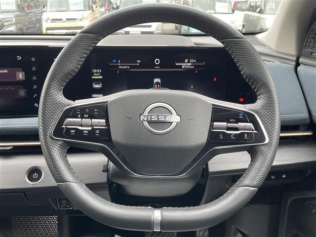 【ステアリング】軽い力で扱いやすいハンドルです。目立つ傷やスレなどなく綺麗な状態です！「プレミアム抗菌コートＧ」をいれていただくとさらに快適に！清潔なお車はお子様にも安心ですね！