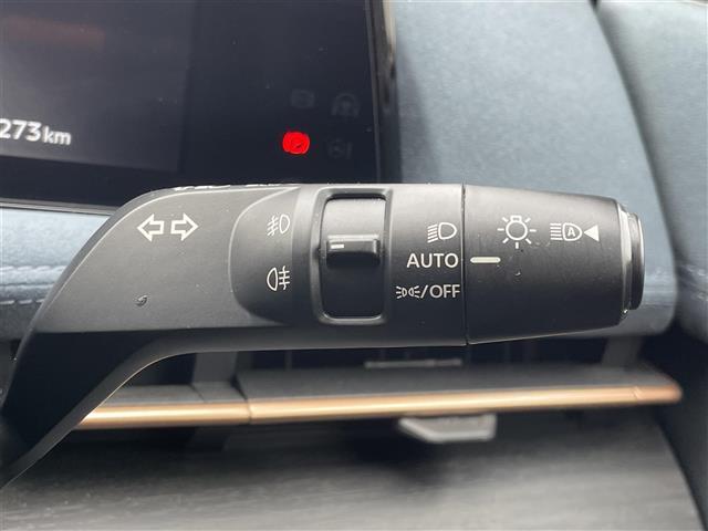 【オートライト（ＡＵＴＯ）】外の明るさをシステムが感知して、自動でヘッドライトが点灯します。ヘッドライトをつけ忘れを防ぐ便利機能です。