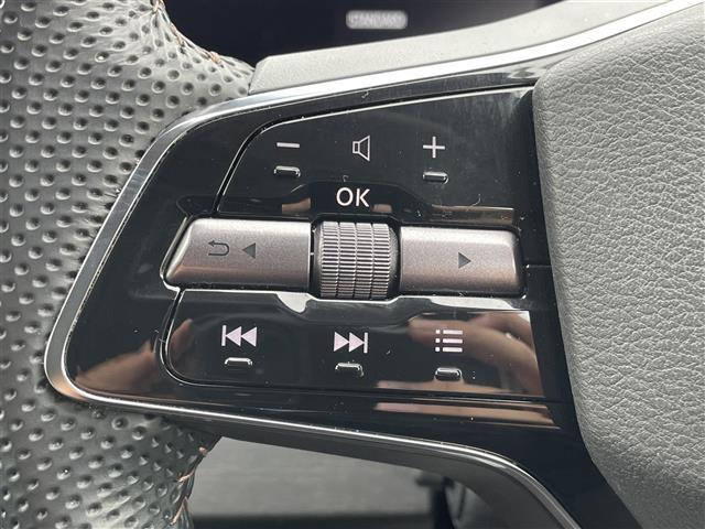 【ステアリングスイッチ】手元のボタンから、オーディオやナビなどの操作ができるので、よそ見をせずに安全に運転に集中できます。