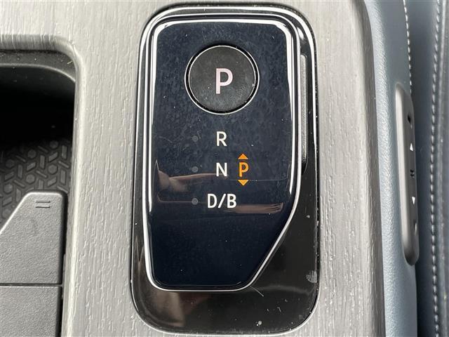 【シフトレバー】シフトの操作がしやすく快適なドライブを楽しんでいただけます！