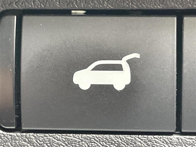 【リモコンオートバックドア】荷物を抱えた状態でもリアゲートの開閉が可能です！お買い物時やアウトドアの際に役立ちますね。