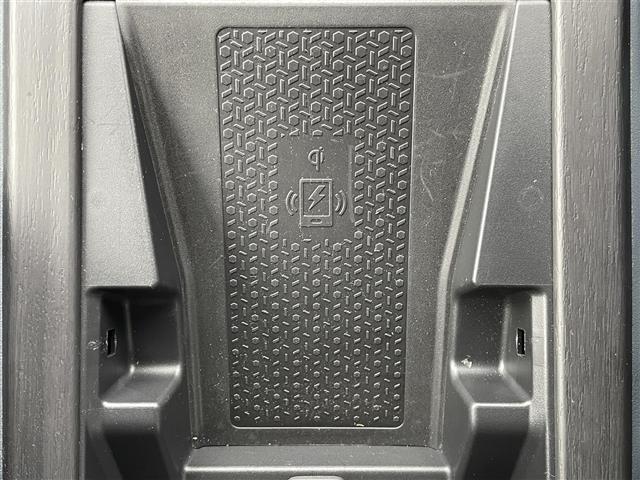 【ワイヤレス充電器（Ｑｉ）】走行中にスマートフォンをワイヤレスで充電できます！