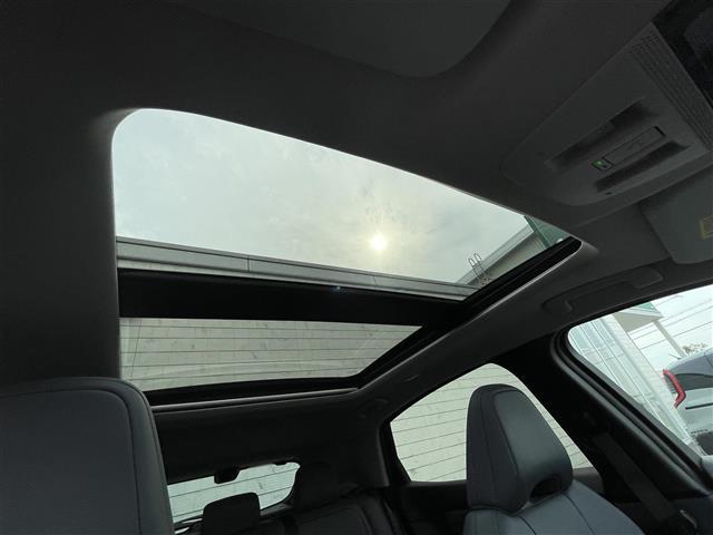 【パノラミックガラスルーフ】天井に外の景色が広がり、開放的な車内を感じることができます！雨の日でも外の明るさを取り入れたり、雨音をアクセントに変えたり、いつもの運転がぐっと楽しくなるはずです！