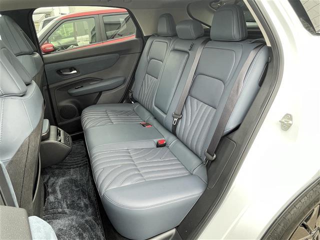 【セカンドシート】２列目もゆったりドライブを楽しめます。掲載箇所以外にご希望の写真がございましたらお気軽にお問い合わせ下さい。フロアマットは汚れが気になる場合は新品のご注文も承ります。