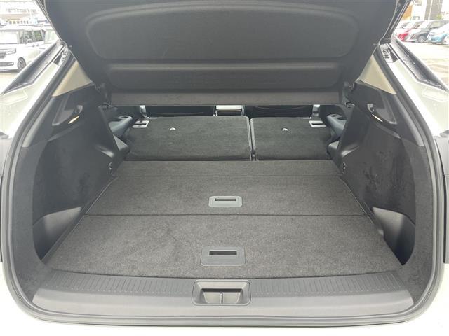 【ラゲッジスペース】ダンボールなどの大きい荷物も釣り具などの長尺物まで様々載せられそうです。