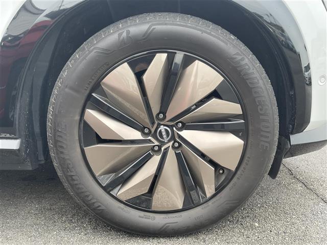 【タイヤ・ホイール】足回りもかっこよく決まってます。社外のアルミやスタッドレスタイヤも取り扱いございますドレスアップもカスタマイズもお任せください。