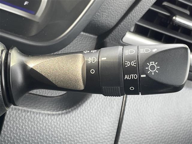 トール カスタムＧ　ＳＡＩＩ　純正ＳＤナビ　バックカメラ　両側パワースライドドア　純正ミュージックサーバー　純正フロアマット　純正ドアバイザー　クルーズコントロール　オートライト　ＬＥＤヘッドライト　衝突軽減ブレーキ　ＢＴ接続（9枚目）