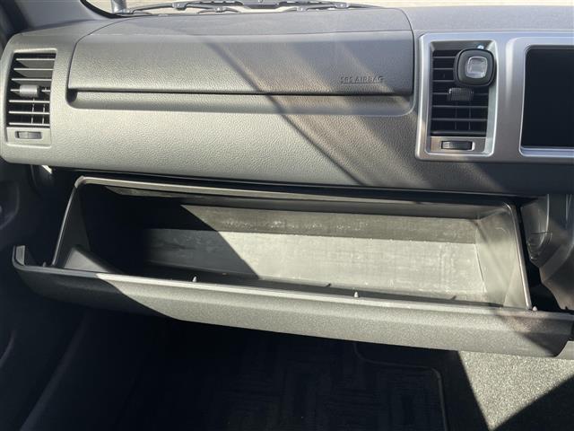 ハイエースワゴン ＧＬ　モデリスタエアロ　片側パワースライドドア　フリップダウンモニター　社外ＳＤナビ　バックカメラ　フルセグＴＶ　ビルトインＥＴＣ　純正ミュージックサーバー　フロアマット　ＢＴ接続　ステアリングスイッチ（25枚目）