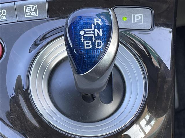 プリウス Ｓマイコーデ　純正ＳＤナビ　バックカメラ　Ｂｌｕｅｔｏｏｔｈ接続　純正フロアマット　ＣＤ／ＤＶＤオーディオ　フルセグＴＶ　スイッチスタート　オートライト　横滑り防止装置　レザー調シート　じゅんせいドアバイザー（10枚目）