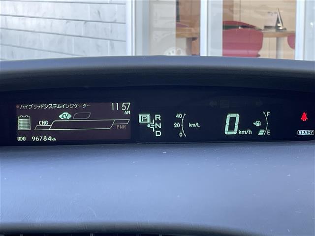 プリウス Ｓマイコーデ　純正ＳＤナビ　バックカメラ　Ｂｌｕｅｔｏｏｔｈ接続　純正フロアマット　ＣＤ／ＤＶＤオーディオ　フルセグＴＶ　スイッチスタート　オートライト　横滑り防止装置　レザー調シート　じゅんせいドアバイザー（11枚目）