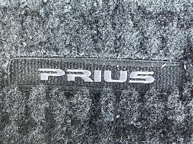 プリウス Ｓマイコーデ　純正ＳＤナビ　バックカメラ　Ｂｌｕｅｔｏｏｔｈ接続　純正フロアマット　ＣＤ／ＤＶＤオーディオ　フルセグＴＶ　スイッチスタート　オートライト　横滑り防止装置　レザー調シート　じゅんせいドアバイザー（20枚目）