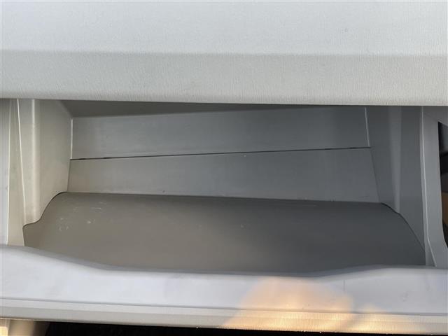 プリウス Ｓマイコーデ　純正ＳＤナビ　バックカメラ　Ｂｌｕｅｔｏｏｔｈ接続　純正フロアマット　ＣＤ／ＤＶＤオーディオ　フルセグＴＶ　スイッチスタート　オートライト　横滑り防止装置　レザー調シート　じゅんせいドアバイザー（22枚目）