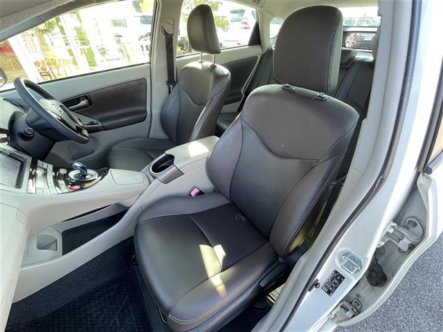 プリウス Ｓマイコーデ　純正ＳＤナビ　バックカメラ　Ｂｌｕｅｔｏｏｔｈ接続　純正フロアマット　ＣＤ／ＤＶＤオーディオ　フルセグＴＶ　スイッチスタート　オートライト　横滑り防止装置　レザー調シート　じゅんせいドアバイザー（30枚目）