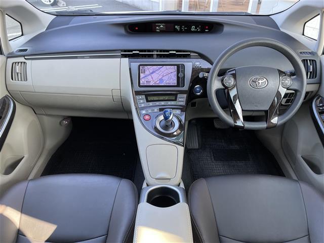 プリウス Ｓマイコーデ　純正ＳＤナビ　バックカメラ　Ｂｌｕｅｔｏｏｔｈ接続　純正フロアマット　ＣＤ／ＤＶＤオーディオ　フルセグＴＶ　スイッチスタート　オートライト　横滑り防止装置　レザー調シート　じゅんせいドアバイザー（42枚目）