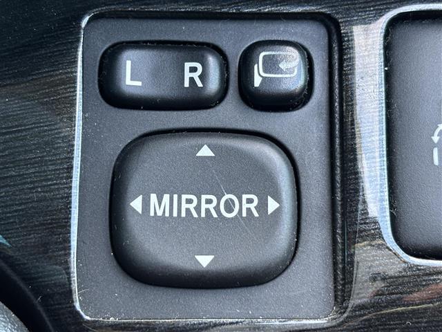 �y�d���i�[�~���[�z�^�]�Ȃ̃X�C�b�`�ŁA�h�A�~���[�̊J��p�x�̒������ł��܂��B