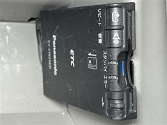 【ＥＴＣ】有料道路を利用する際に料金所で停止することなく通過できる、ＥＴＣ車載器（ノンストップ自動料金収受システム機器）が装備されています。セットアップを行うことで利用可能になります。 3