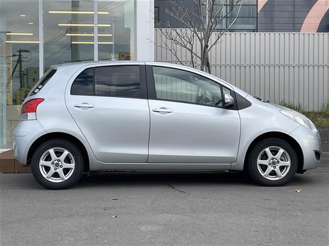 ヴィッツ F ・リモコンキー・スペアキー・パワーステアリング・電動格納ミラー・純正フロアマット(31枚目)