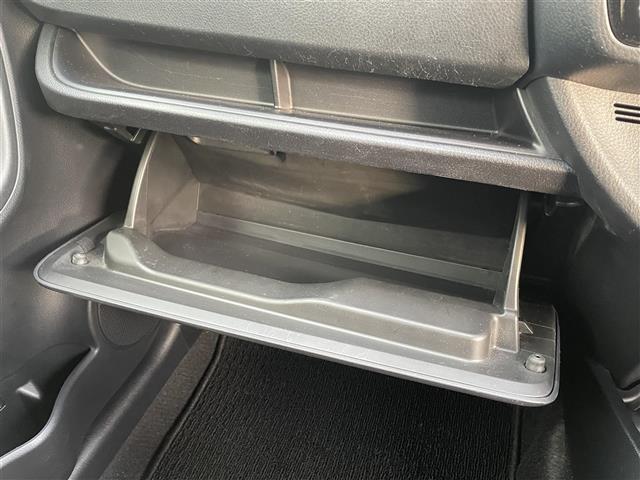 ヴィッツ Ｆ　・寒冷地仕様・４ＷＤ・純正メモリナビ（ＣＤ・ＤＶＤ・ＳＤ・ＵＳＢ・ｉＰｏｄ・ＢＴ・ラジオ・フルセグ）・前方ドライブレコーダー・純正エンジンスターター・純正フロアマット・横滑り防止（10枚目）