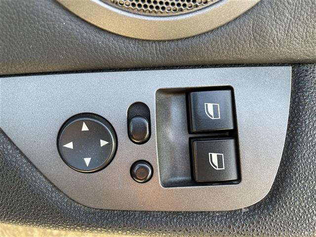 Ｚ４ ２．５ｉ　・純正ナビ・社外マフラー・電動格納ミラー・オートエアコン・オートライト・フォグランプ・ＤＳＣ（横滑り防止装置）・ＨＩＤヘッドライト・レザーシート・電動パワーシート両側（4枚目）