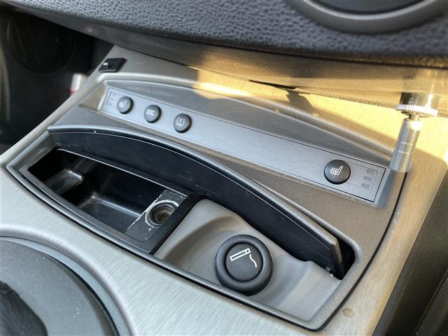 Ｚ４ ２．５ｉ　・純正ナビ・社外マフラー・電動格納ミラー・オートエアコン・オートライト・フォグランプ・ＤＳＣ（横滑り防止装置）・ＨＩＤヘッドライト・レザーシート・電動パワーシート両側（5枚目）