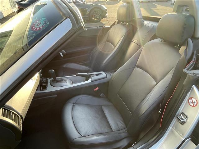 Ｚ４ ２．５ｉ　・純正ナビ・社外マフラー・電動格納ミラー・オートエアコン・オートライト・フォグランプ・ＤＳＣ（横滑り防止装置）・ＨＩＤヘッドライト・レザーシート・電動パワーシート両側（8枚目）