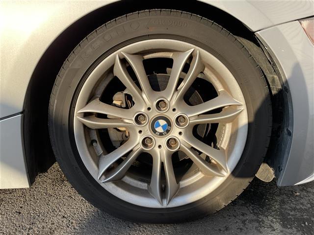 Ｚ４ ２．５ｉ　・純正ナビ・社外マフラー・電動格納ミラー・オートエアコン・オートライト・フォグランプ・ＤＳＣ（横滑り防止装置）・ＨＩＤヘッドライト・レザーシート・電動パワーシート両側（12枚目）
