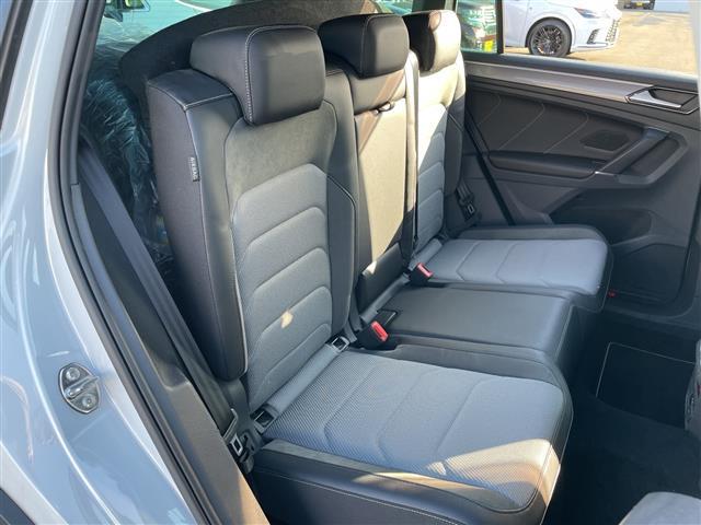 ティグアン TSI Rライン ワンオーナー・純正ナビ・アラウンドビューカメラ・フロントモニタリングシステム・アダプティブクルーズコントロール・ブラインドスポットモニター・LEDオートライト・積込夏タイヤ純正AWセット(11枚目)