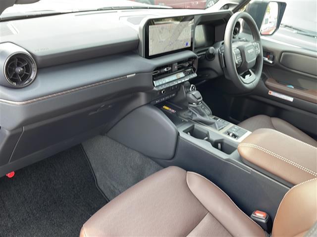 ランドクルーザー２５０ ＶＸファーストエディション　４ＷＤ　純正１２．３型ＤＡプラスナビ　ＪＢＬプレミアムサウンド　パノラミックビューモニター　トヨタチームメイト　茶革シート　前席エアシート・ヒーター　デジタルインナーミラー　おくだけ充電　パワーバック（23枚目）