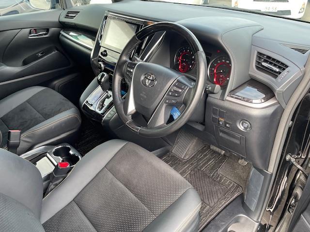 アルファード ２．５Ｓ　タイプゴールド　４ＷＤ　寒冷地仕様　純正９型Ｄオーディオ　Ｂカメラ　ＣＤ／ＤＶＤ　１２．１型フリップダウンモニター　両側パワースライドドア　パワーバックドア　セーフティセンス　合皮コンビシート　３眼ＬＥＤヘッドランプ（16枚目）