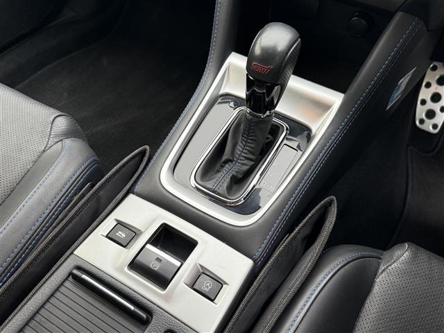 レヴォーグ １．６ＧＴ－Ｓアイサイト　アドバンスドセイフティパッケージ　４ＷＤ　純正ナビ　フルセグ　サイドバックカメラ　黒革シート　前席パワーシート・シートヒーター　ビルトインＥＴＣ　ＬＥＤヘッドライト　純正１８ＡＷ　ＳＴｉアンダーエアロ（8枚目）