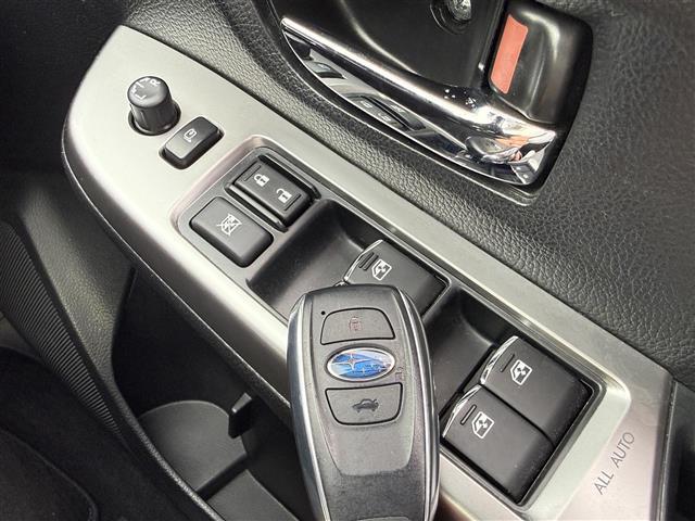レヴォーグ １．６ＧＴ－Ｓアイサイト　アドバンスドセイフティパッケージ　４ＷＤ　純正ナビ　フルセグ　サイドバックカメラ　黒革シート　前席パワーシート・シートヒーター　ビルトインＥＴＣ　ＬＥＤヘッドライト　純正１８ＡＷ　ＳＴｉアンダーエアロ（13枚目）