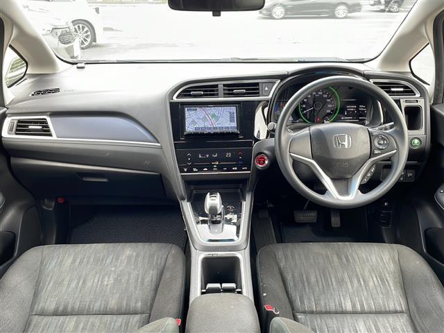 シャトル ハイブリッド　ホンダセンシング　４ＷＤ　社外メモリナビ　Ｂｌｕｅｔｏｏｔｈ　バックカメラ　レーダークルーズコントロール　ホンダセンシング　誤発進抑制機能　車線維持支援システム　衝突軽減ブレーキ　ワイパーデアイサー　ＥＴＣ　トノカバー（2枚目）