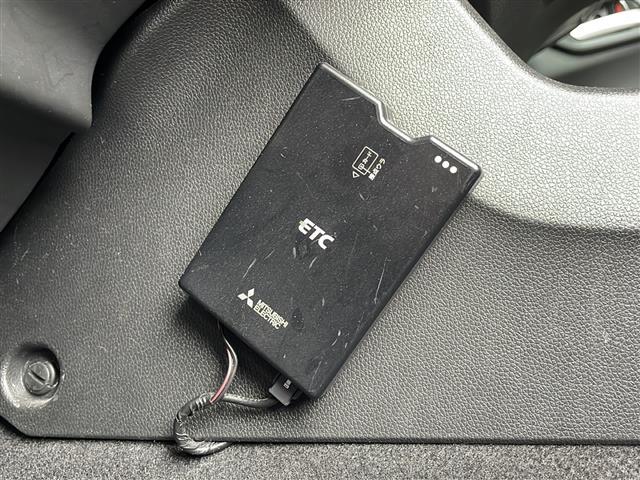 シャトル ハイブリッド　ホンダセンシング　４ＷＤ　社外メモリナビ　Ｂｌｕｅｔｏｏｔｈ　バックカメラ　レーダークルーズコントロール　ホンダセンシング　誤発進抑制機能　車線維持支援システム　衝突軽減ブレーキ　ワイパーデアイサー　ＥＴＣ　トノカバー（10枚目）