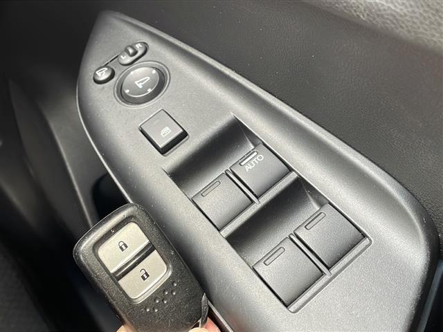 シャトル ハイブリッド　ホンダセンシング　４ＷＤ　社外メモリナビ　Ｂｌｕｅｔｏｏｔｈ　バックカメラ　レーダークルーズコントロール　ホンダセンシング　誤発進抑制機能　車線維持支援システム　衝突軽減ブレーキ　ワイパーデアイサー　ＥＴＣ　トノカバー（12枚目）