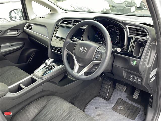 シャトル ハイブリッド　ホンダセンシング　４ＷＤ　社外メモリナビ　Ｂｌｕｅｔｏｏｔｈ　バックカメラ　レーダークルーズコントロール　ホンダセンシング　誤発進抑制機能　車線維持支援システム　衝突軽減ブレーキ　ワイパーデアイサー　ＥＴＣ　トノカバー（18枚目）
