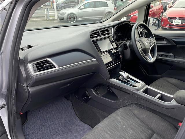 シャトル ハイブリッド　ホンダセンシング　４ＷＤ　社外メモリナビ　Ｂｌｕｅｔｏｏｔｈ　バックカメラ　レーダークルーズコントロール　ホンダセンシング　誤発進抑制機能　車線維持支援システム　衝突軽減ブレーキ　ワイパーデアイサー　ＥＴＣ　トノカバー（19枚目）