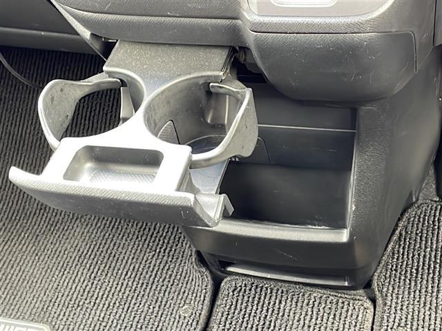 ステップワゴンスパーダ Ｚ　４ＷＤ　純正９インチナビ　フルセグＴＶ　バックカメラ　両側パワースライドドア　クルーズコントロール　ワイパーデアイサー　前後ドライブレコーダー　純正エンジンスターター　ビルトインＥＴＣ　ＨＩＤライト（11枚目）