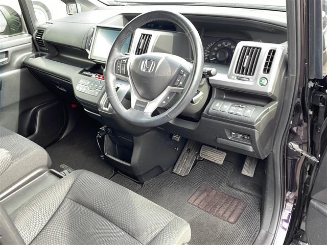 ステップワゴンスパーダ Ｚ　４ＷＤ　純正９インチナビ　フルセグＴＶ　バックカメラ　両側パワースライドドア　クルーズコントロール　ワイパーデアイサー　前後ドライブレコーダー　純正エンジンスターター　ビルトインＥＴＣ　ＨＩＤライト（22枚目）