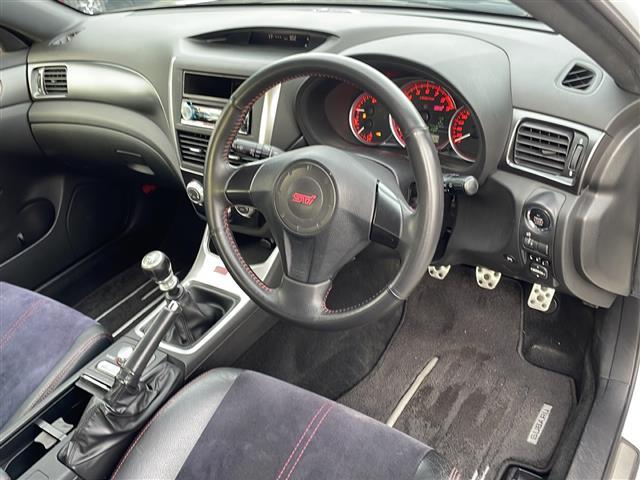 インプレッサ WRX STi 4WD ターボ 社外オーディオ ETC 前後ドライブレコーダー ハーフレザーシート 運転席パワーシート HIDライト フォグ プッシュスタート スマートキー 純正フロアマット OP純正18インチAW(17枚目)