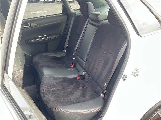 インプレッサ WRX STi 4WD ターボ 社外オーディオ ETC 前後ドライブレコーダー ハーフレザーシート 運転席パワーシート HIDライト フォグ プッシュスタート スマートキー 純正フロアマット OP純正18インチAW(23枚目)