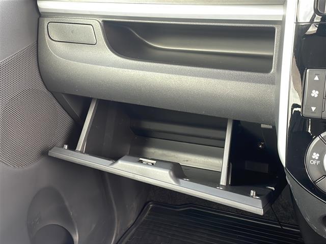 タント カスタムX 4WD 社外オーディオ AUX 片側パワースライドドア オートライト LEDヘッドライト フォグランプ 社外14インチアルミ プッシュスタート スマートキー リアロールサンシェード 純正ラバーマット(9枚目)