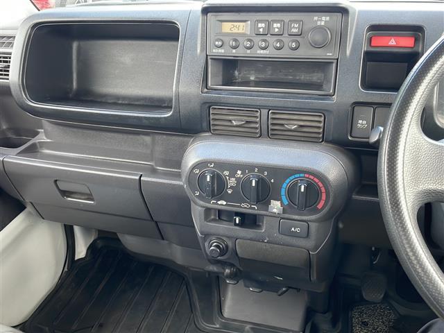 アクティトラック ＳＤＸ　４ＷＤ　５速マニュアル　ワンオーナー　エアコン　純正ラジオ　ガードパイプ付鳥居　荷台ランプ　荷台純正保護カバー　社外１２インチアルミ　パワーステアリング　運転席エアバッグ（3枚目）