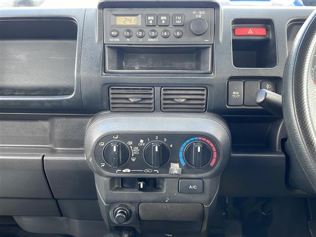 アクティトラック ＳＤＸ　４ＷＤ　５速マニュアル　ワンオーナー　エアコン　純正ラジオ　ガードパイプ付鳥居　荷台ランプ　荷台純正保護カバー　社外１２インチアルミ　パワーステアリング　運転席エアバッグ（4枚目）