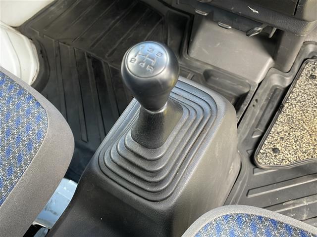 アクティトラック ＳＤＸ　４ＷＤ　５速マニュアル　ワンオーナー　エアコン　純正ラジオ　ガードパイプ付鳥居　荷台ランプ　荷台純正保護カバー　社外１２インチアルミ　パワーステアリング　運転席エアバッグ（7枚目）
