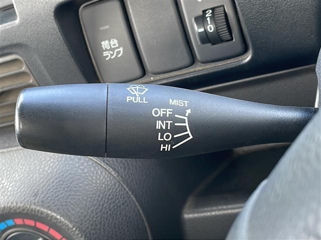 アクティトラック ＳＤＸ　４ＷＤ　５速マニュアル　ワンオーナー　エアコン　純正ラジオ　ガードパイプ付鳥居　荷台ランプ　荷台純正保護カバー　社外１２インチアルミ　パワーステアリング　運転席エアバッグ（15枚目）