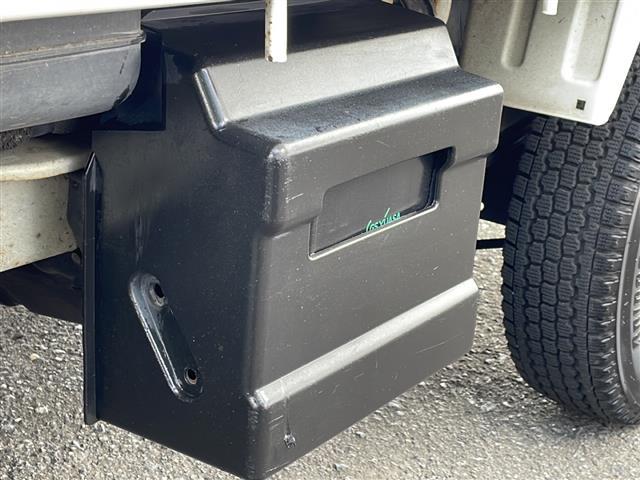 アクティトラック ＳＤＸ　４ＷＤ　５速マニュアル　ワンオーナー　エアコン　純正ラジオ　ガードパイプ付鳥居　荷台ランプ　荷台純正保護カバー　社外１２インチアルミ　パワーステアリング　運転席エアバッグ（38枚目）