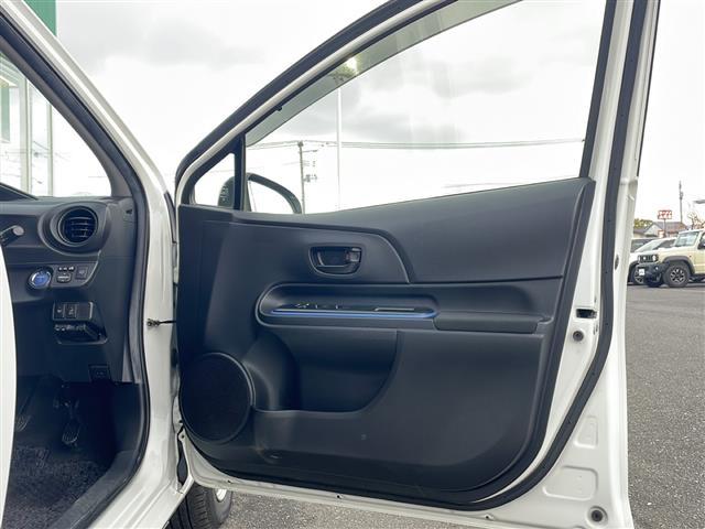 アクア S 寒冷地仕様 SDナビ フルセグ バックカメラ スマートキー プッシュスタート ワイパーデアイサー オートライト ブラック加飾LEDヘッドランプ フォグランプ ヘッドランプクリーナー 社外15インチAW(19枚目)