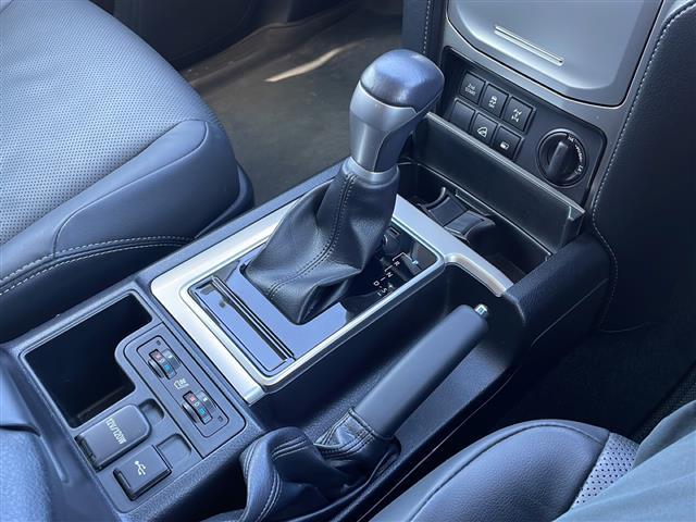 ランドクルーザープラド TX Lパッケージ 4WD 寒冷地仕様 メーカーナビ フルセグ パノラミックビューモニター 黒レザーシート 前席エアシート・ヒーター 3列目電動格納 セーフティセンス クリアランスソナー デアイサー バッテリー2個(12枚目)